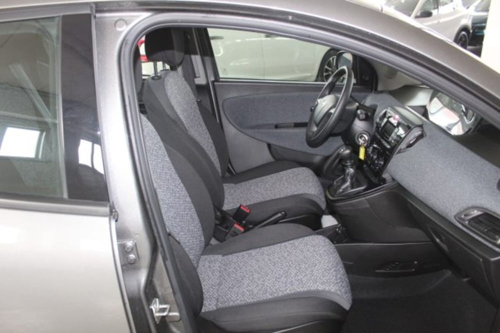Lancia Ypsilon usata a Terni (8)
