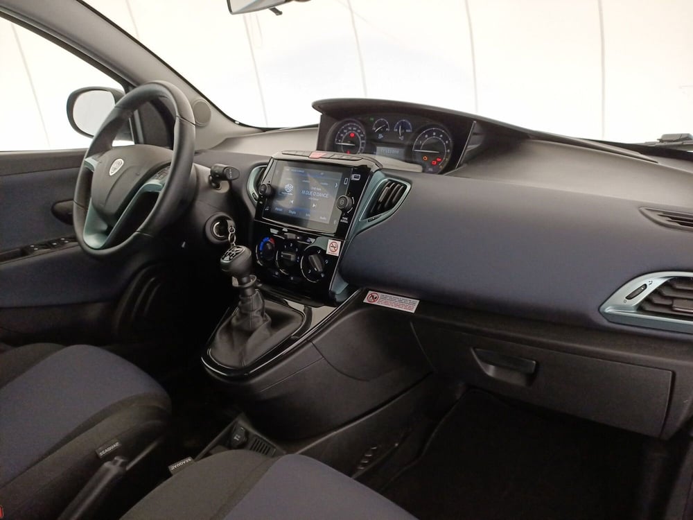 Lancia Ypsilon usata a Bari (10)