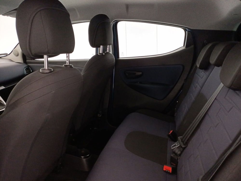 Lancia Ypsilon usata a Bari (7)
