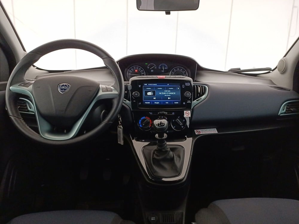 Lancia Ypsilon usata a Bari (8)