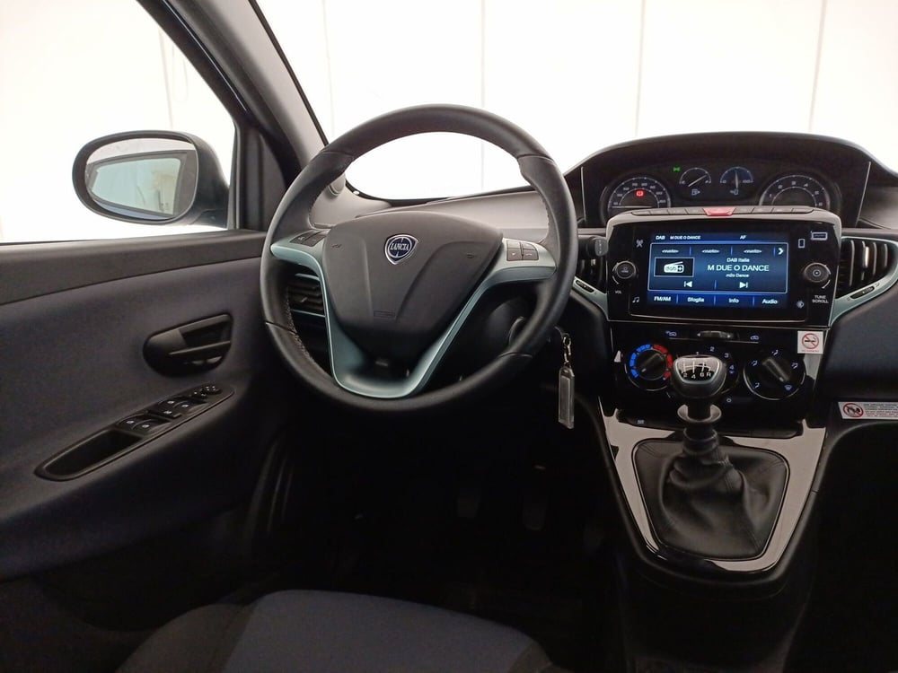 Lancia Ypsilon usata a Bari (9)