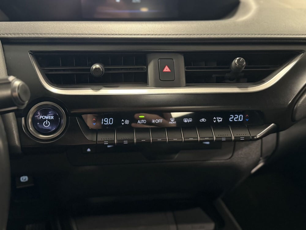 Lexus UX usata a Brescia (13)
