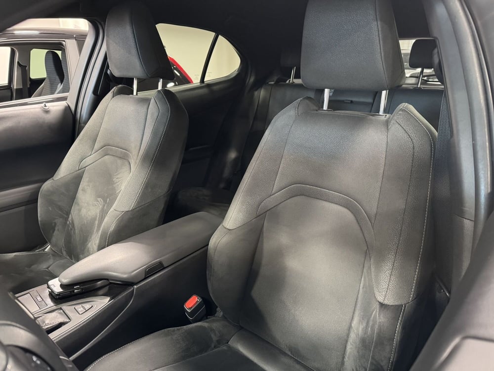 Lexus UX usata a Brescia (14)