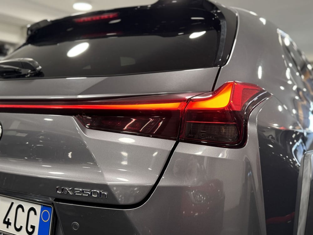 Lexus UX usata a Brescia (5)