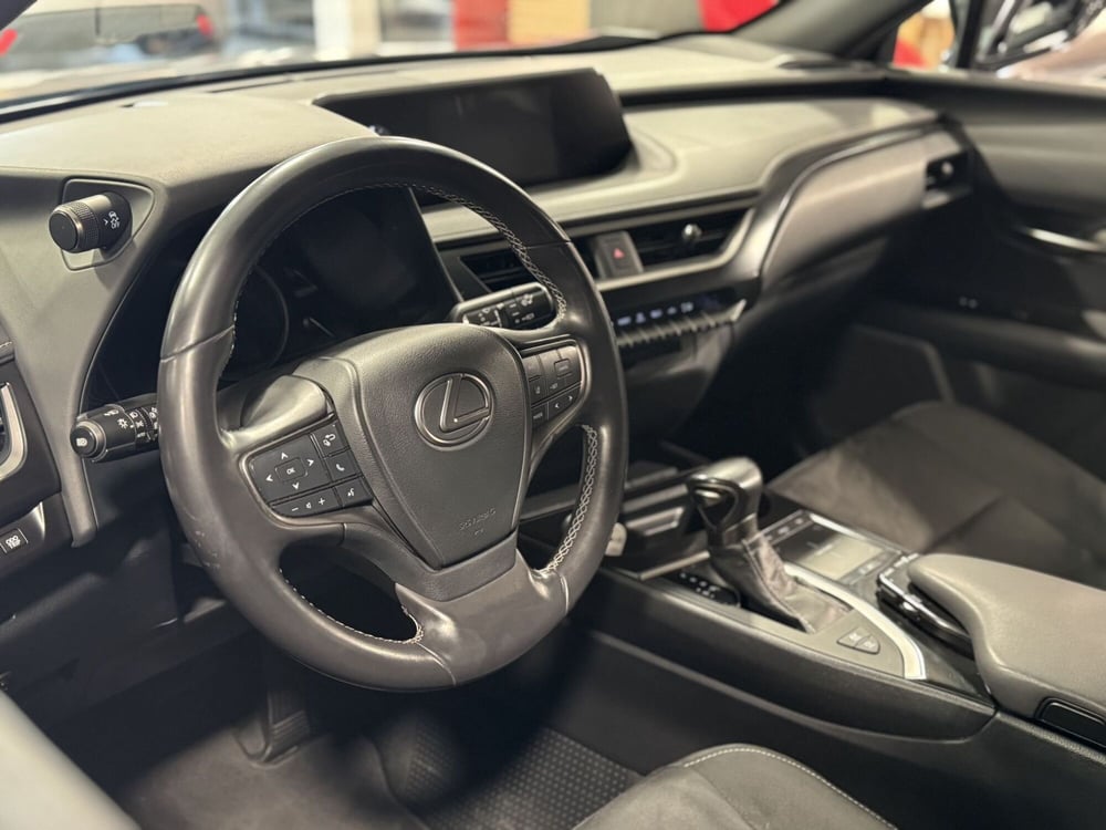 Lexus UX usata a Brescia (8)