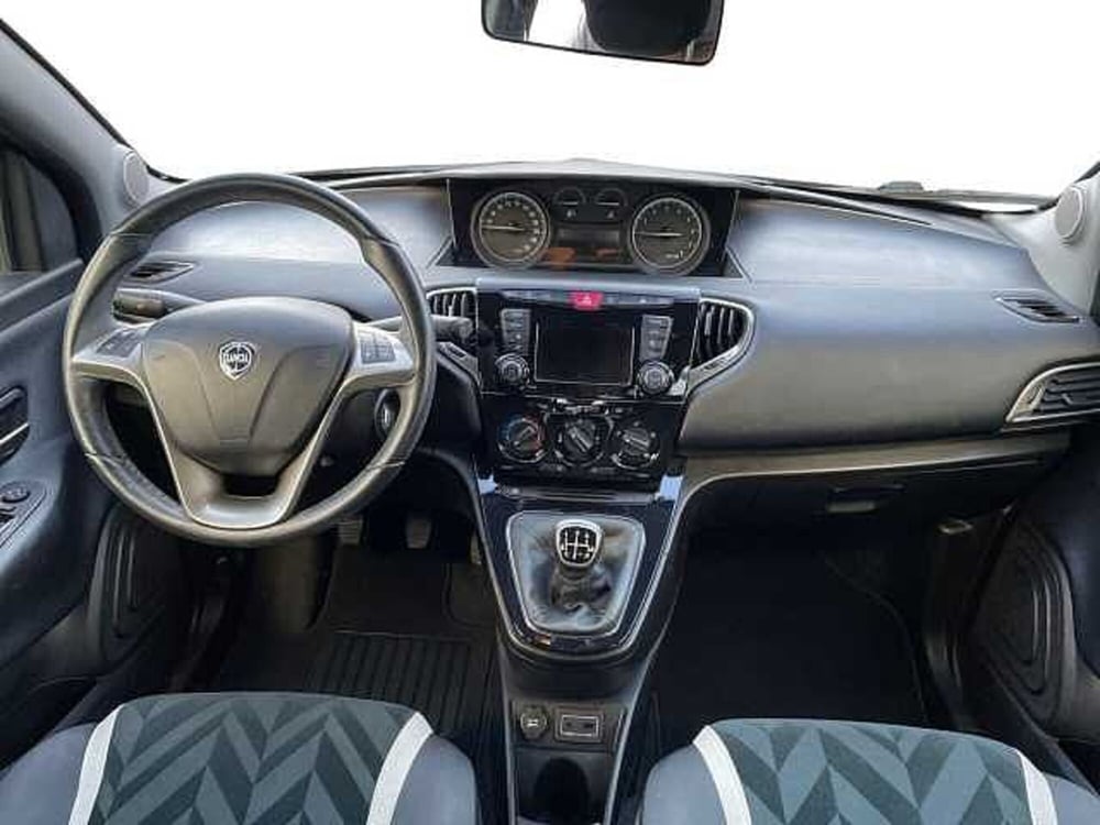 Lancia Ypsilon usata a Prato (11)