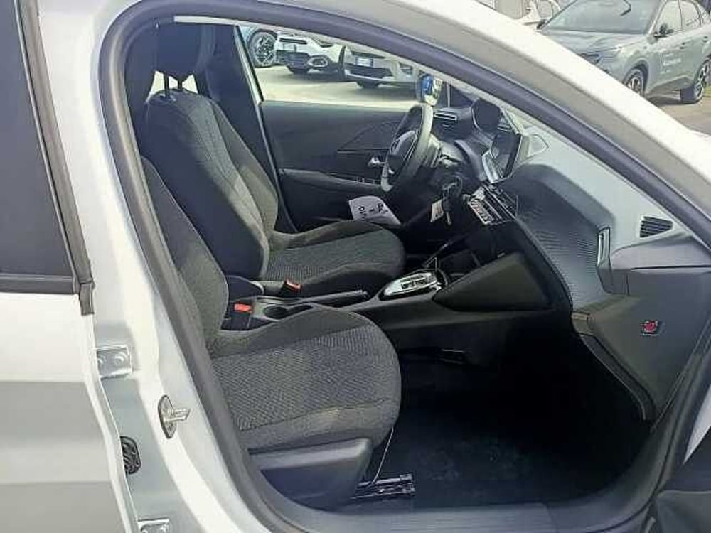 Peugeot 208 nuova a Milano (10)