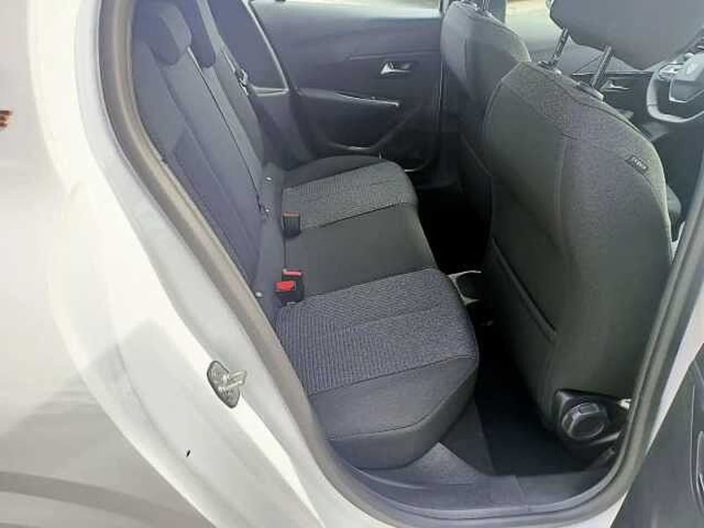 Peugeot 208 nuova a Milano (11)