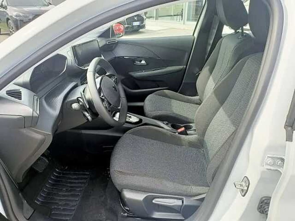 Peugeot 208 nuova a Milano (8)