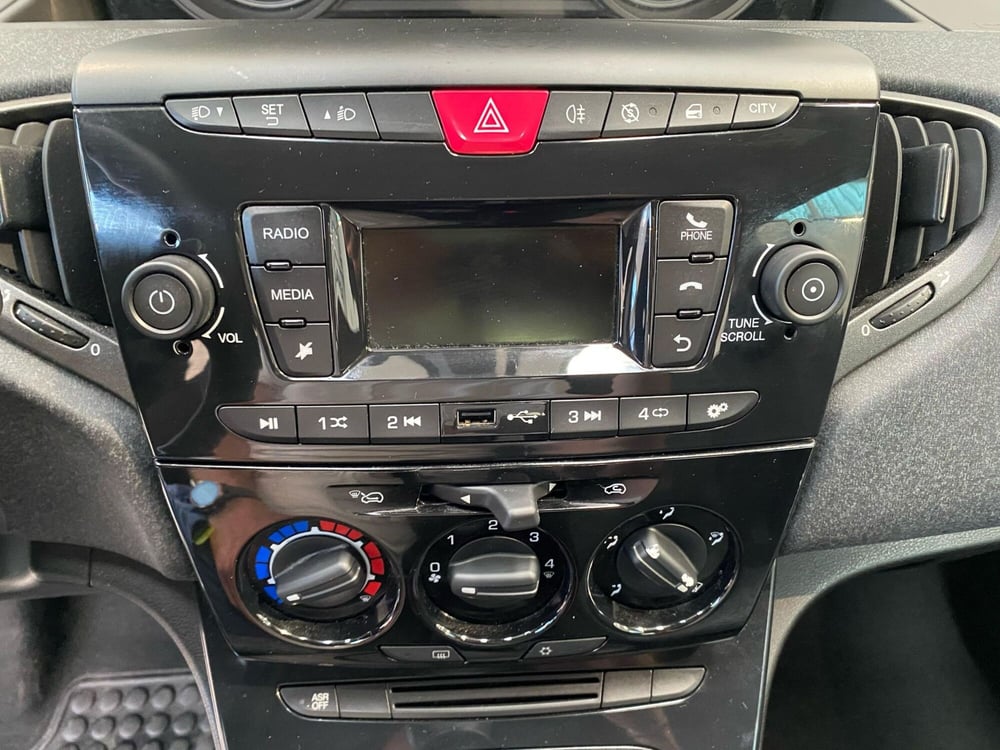 Lancia Ypsilon usata a Milano (11)