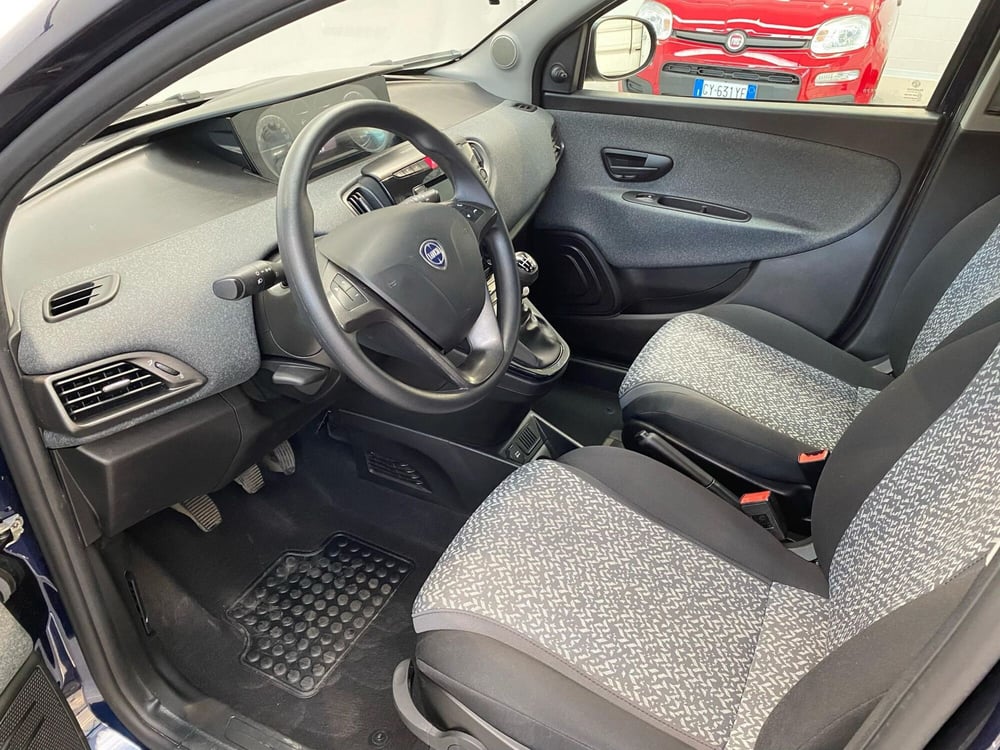Lancia Ypsilon usata a Milano (8)