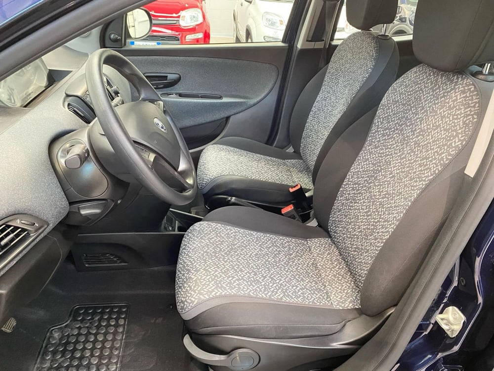 Lancia Ypsilon usata a Milano (9)