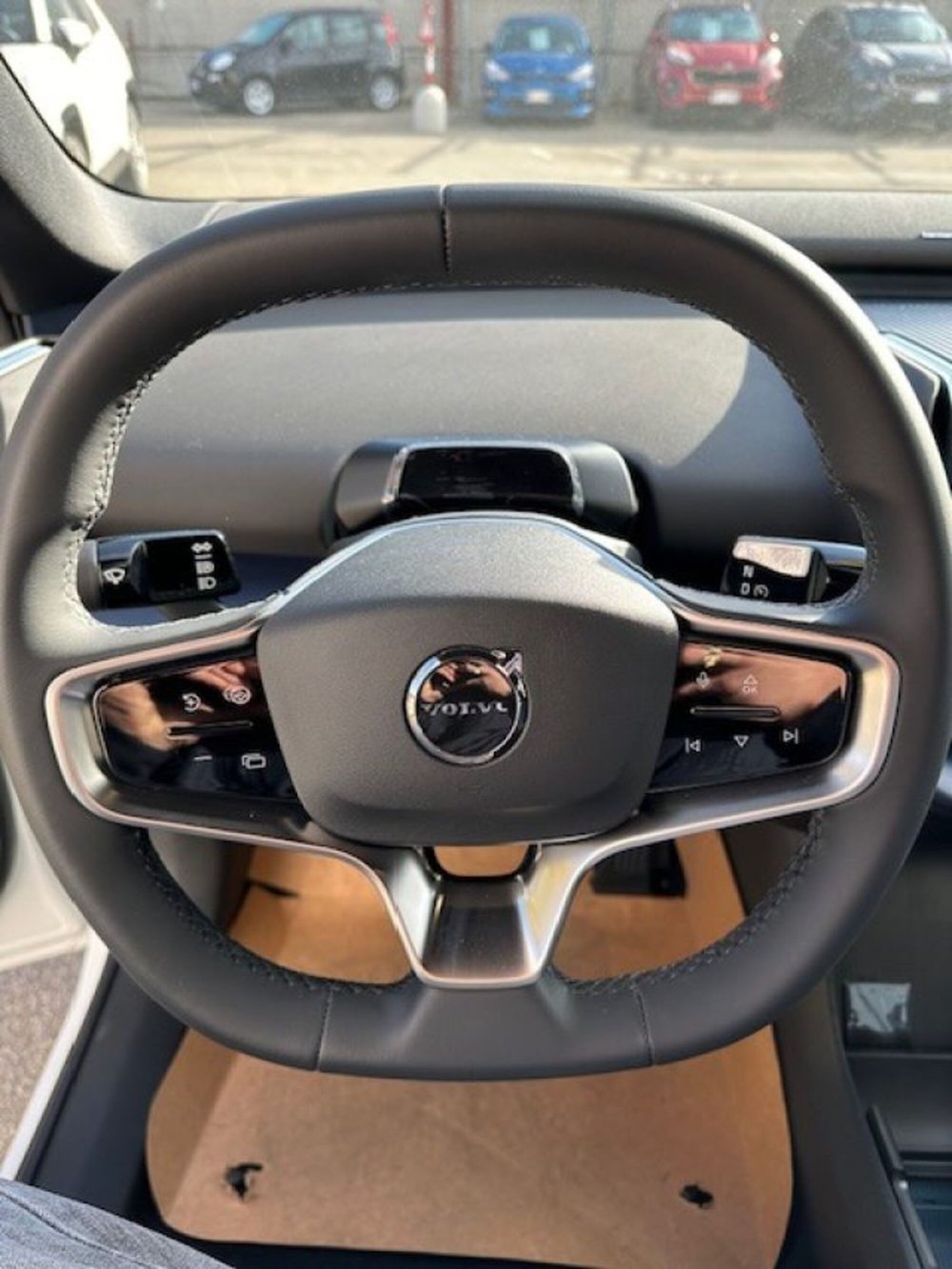 Volvo EX30 nuova a Novara (3)