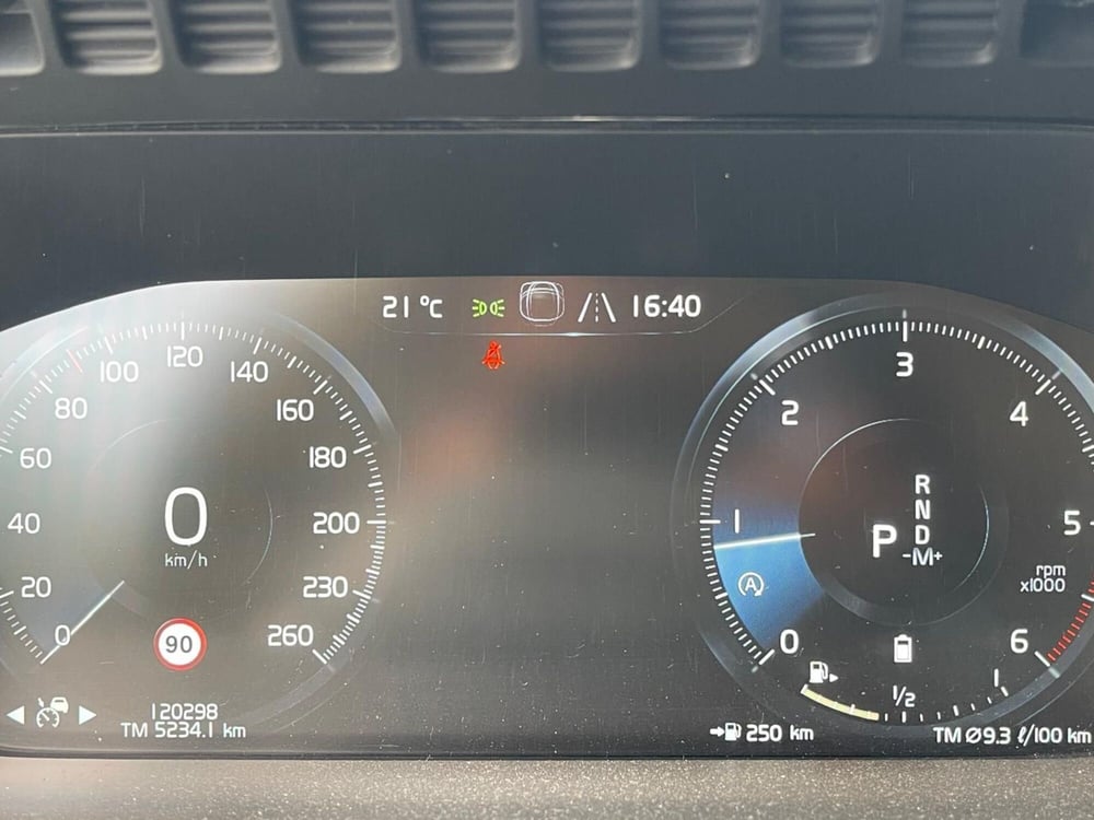 Volvo XC90 usata a Como (9)