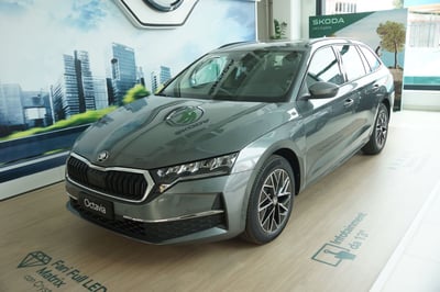Skoda Octavia Station Wagon 1.5 tsi mhev Executive 115cv dsg nuova a Torino
