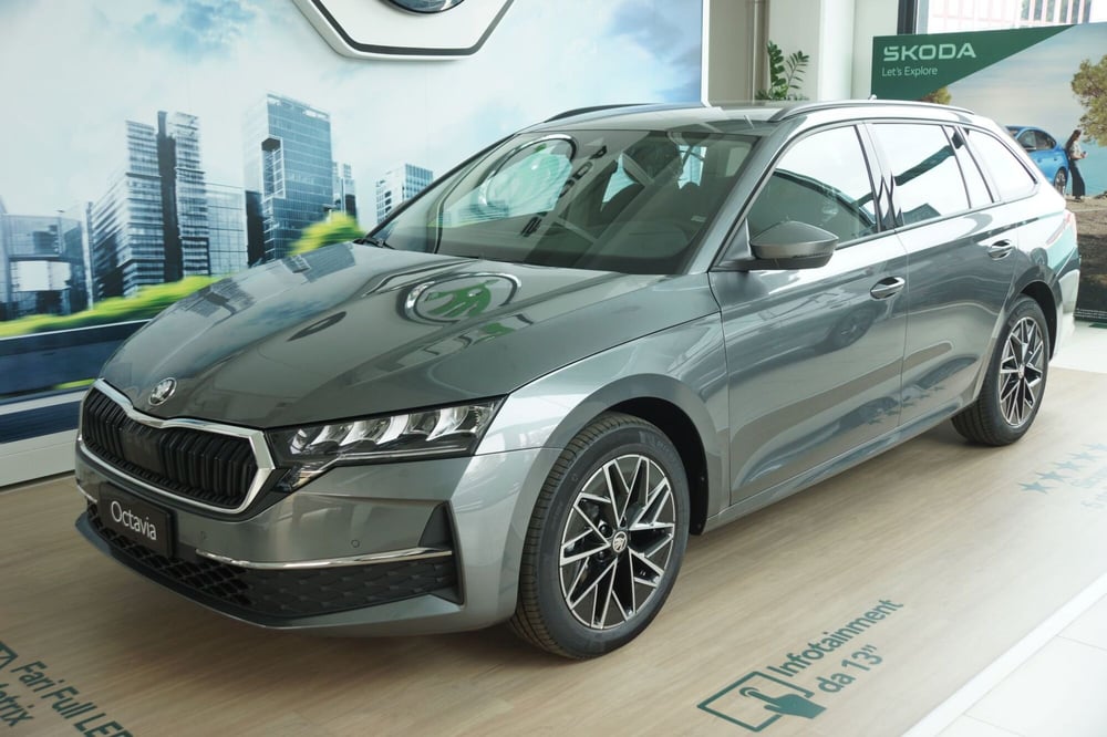 Skoda Octavia Station Wagon nuova a Torino (2)