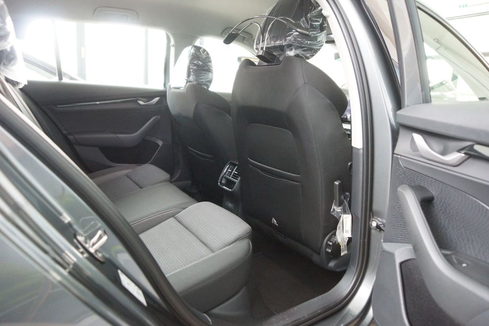 Skoda Octavia Station Wagon nuova a Torino (8)