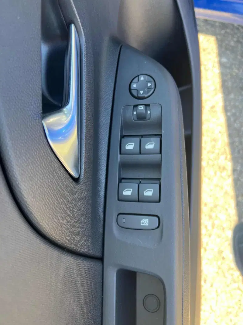 Opel Corsa nuova a Foggia (13)
