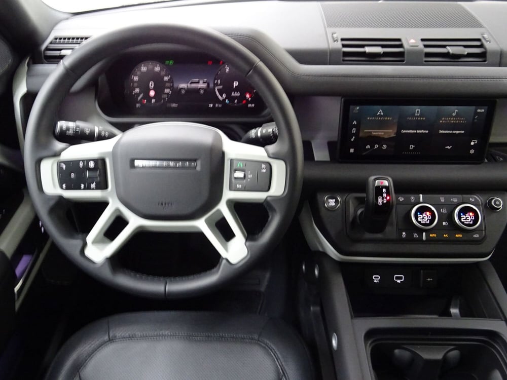 Land Rover Defender usata a Como (10)