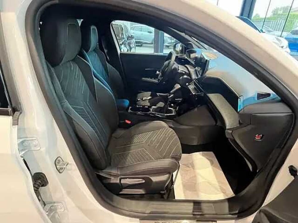 Peugeot 208 nuova a Milano (10)
