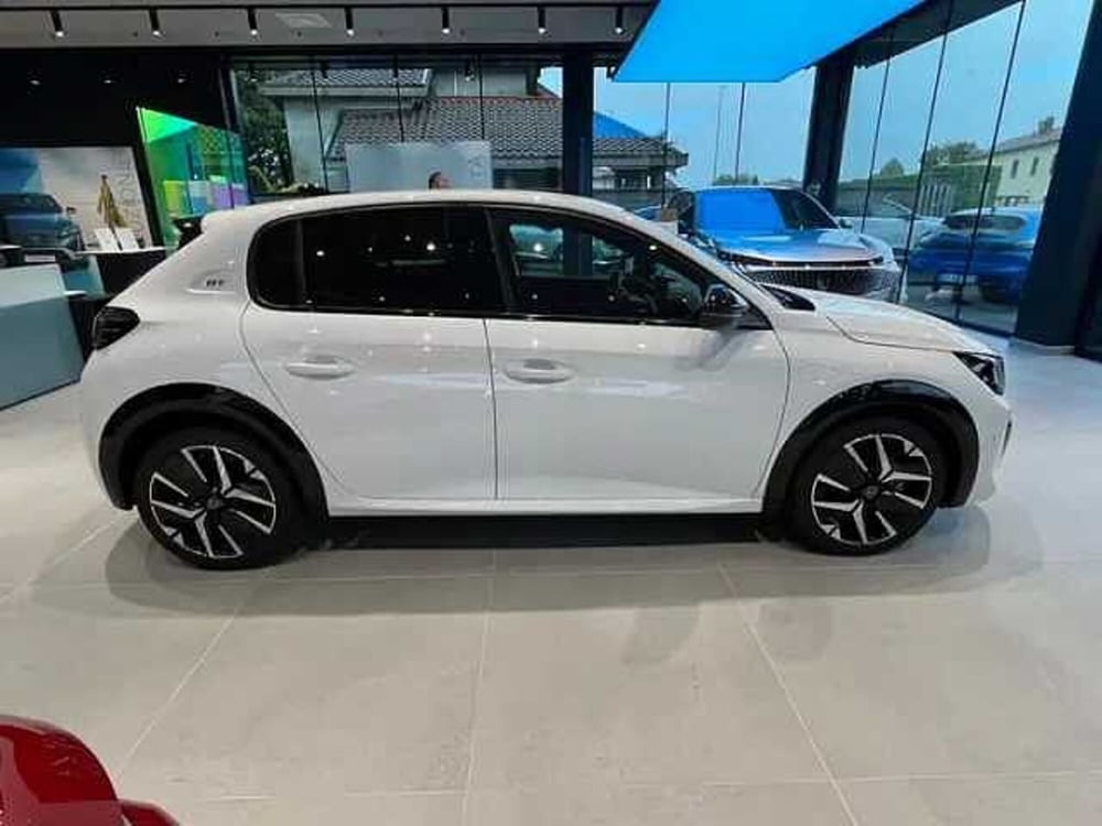 Peugeot 208 nuova a Milano (4)
