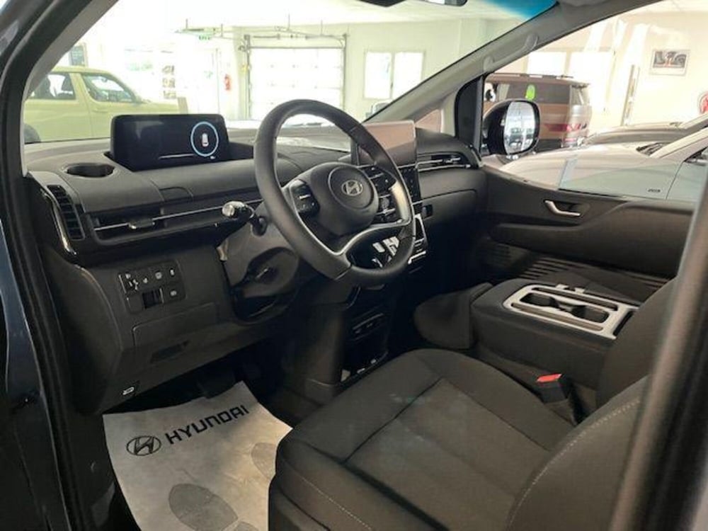 Hyundai Staria nuova a Verbano Cusio Ossola (9)