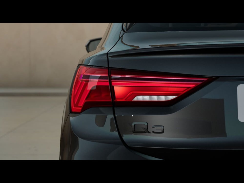Audi Q3 Sportback nuova a Livorno (7)