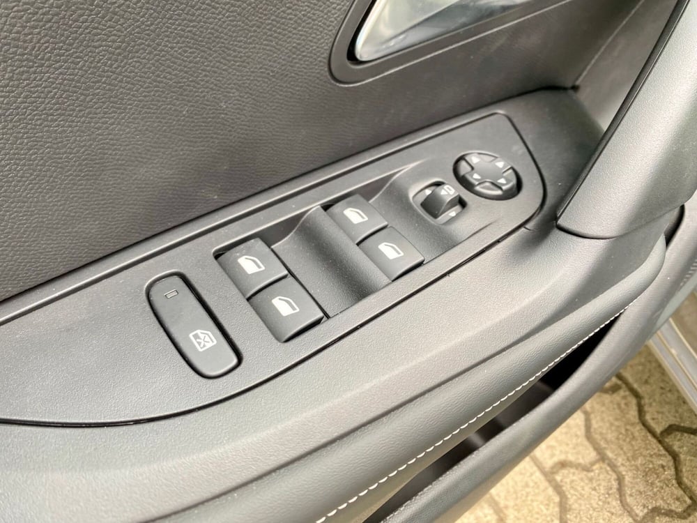 Peugeot 2008 nuova a Bari (6)