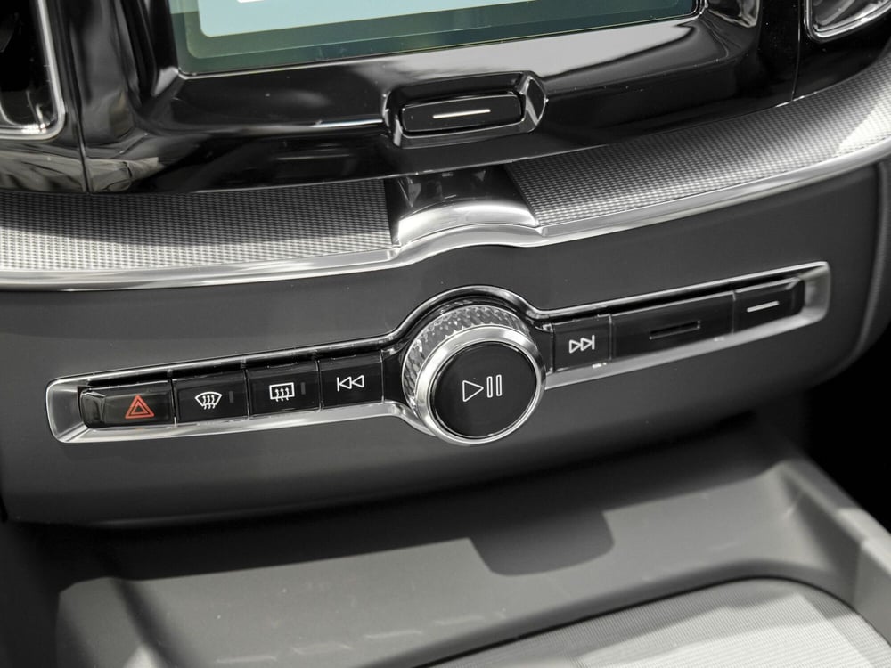 Volvo XC60 nuova a Prato (11)