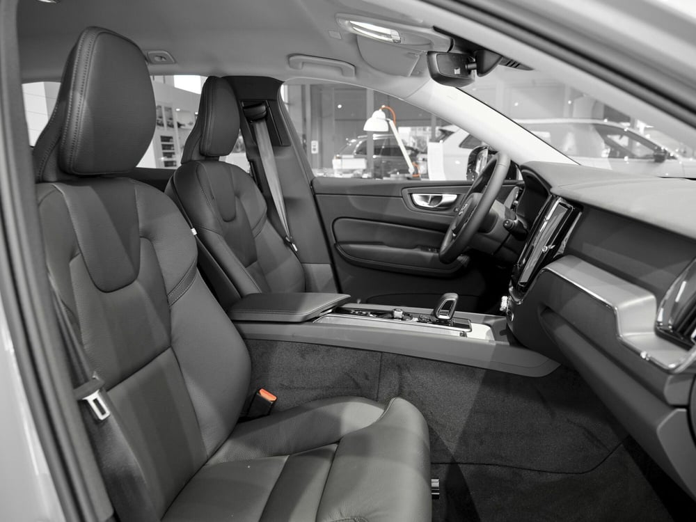 Volvo XC60 nuova a Prato (14)