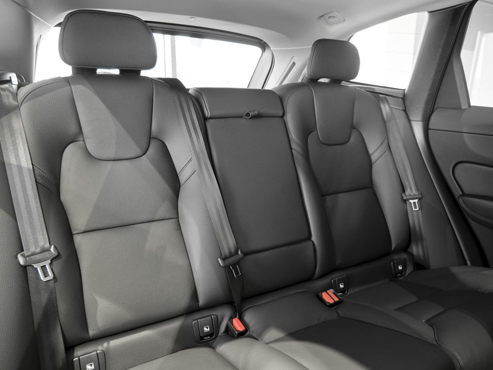 Volvo XC60 nuova a Prato (16)