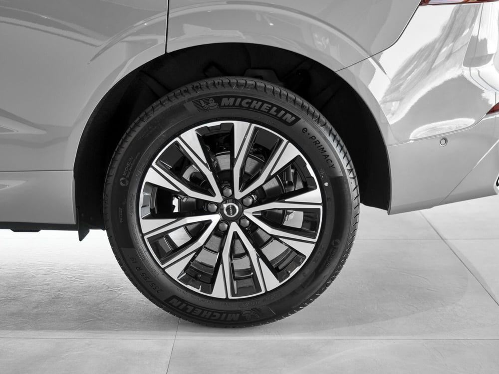 Volvo XC60 nuova a Prato (4)