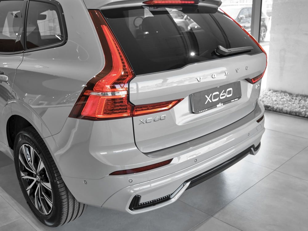 Volvo XC60 nuova a Prato (5)