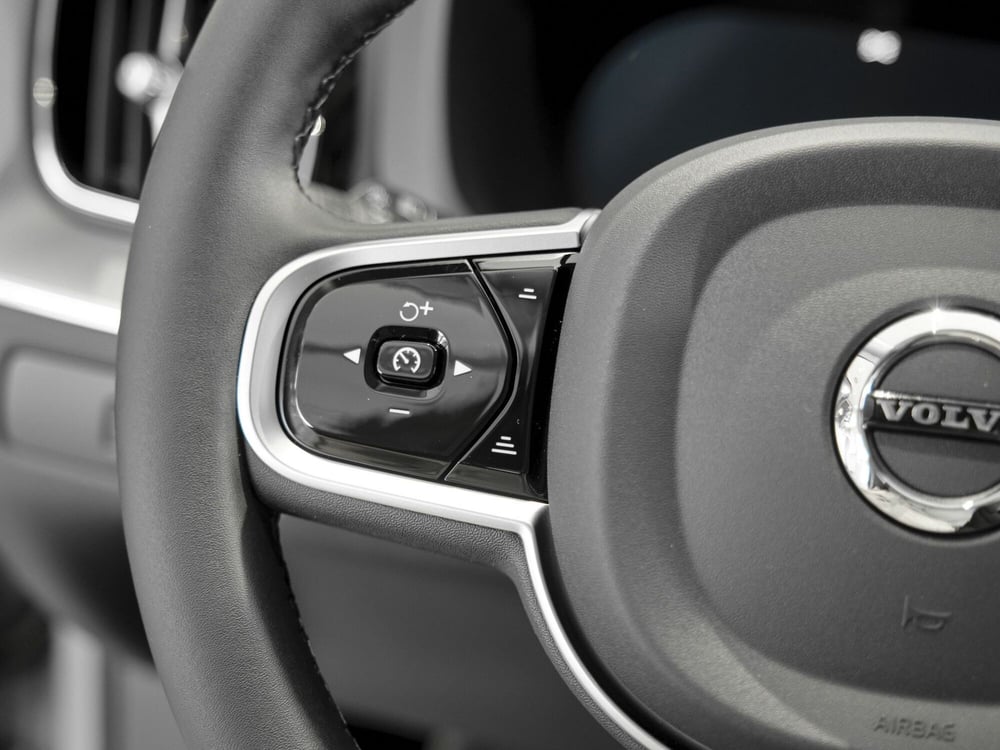 Volvo XC60 nuova a Prato (7)