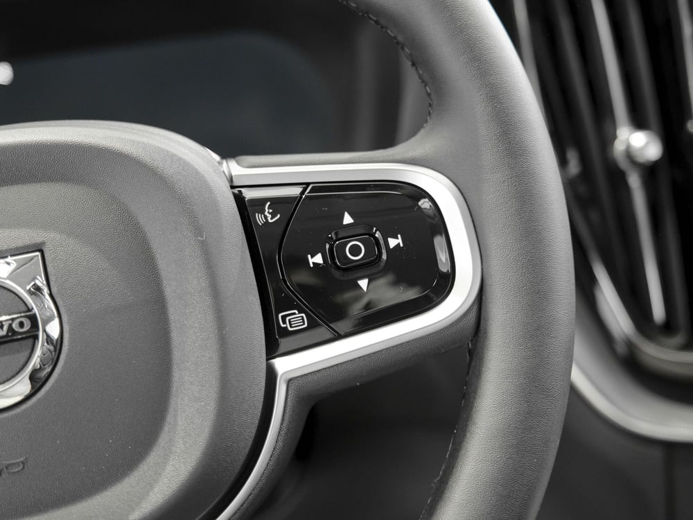 Volvo XC60 nuova a Prato (8)