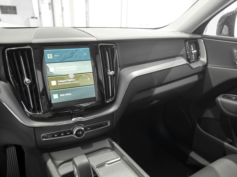 Volvo XC60 nuova a Prato (9)