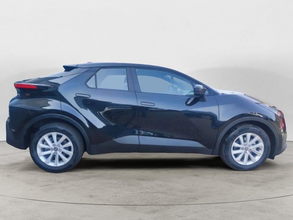 Toyota Toyota C-HR nuova a Lecco (7)