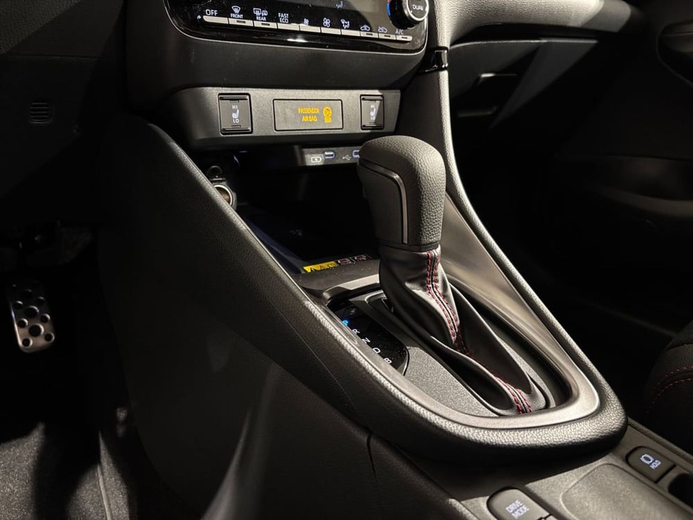 Toyota Yaris GR Sport nuova a Lecco (14)