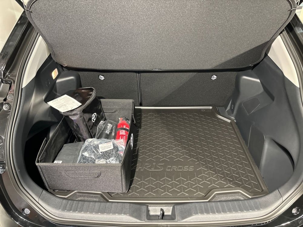 Toyota Yaris Cross nuova a Lecco (12)