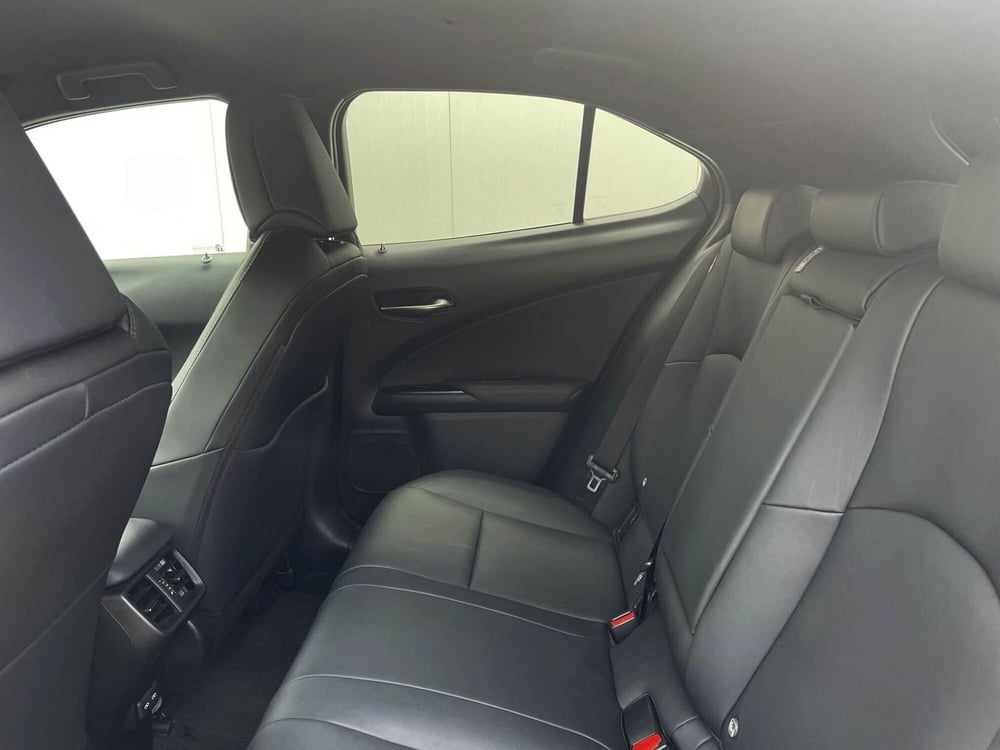 Lexus UX usata a Treviso (12)