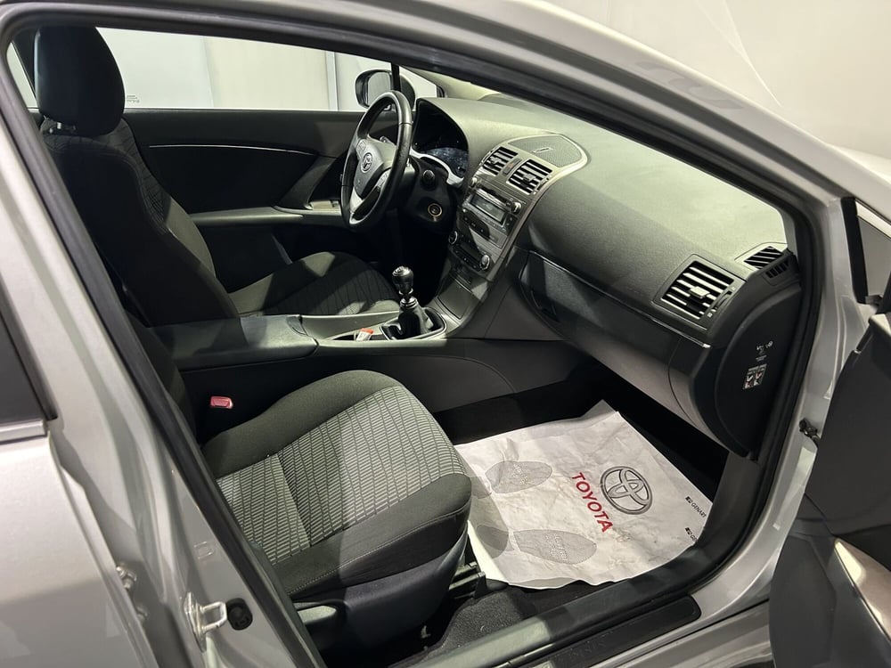 Toyota Avensis usata a Milano (11)