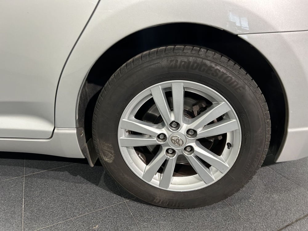 Toyota Avensis usata a Milano (7)