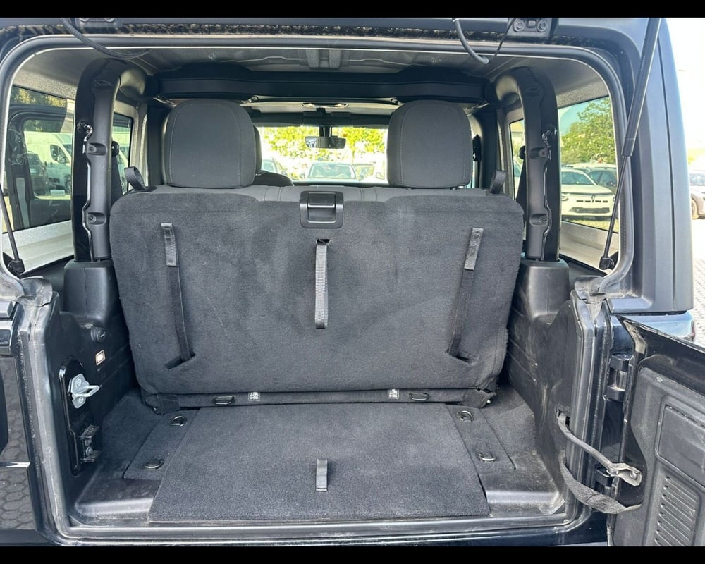 Jeep Wrangler usata a Lucca (13)