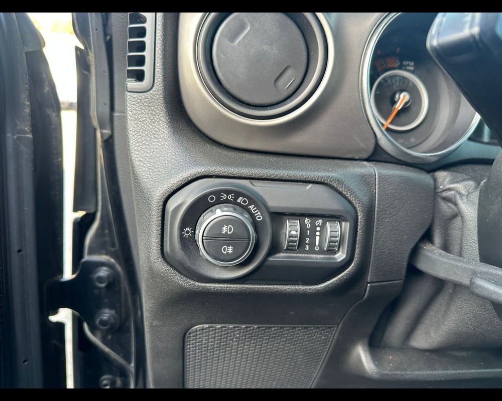 Jeep Wrangler usata a Lucca (15)