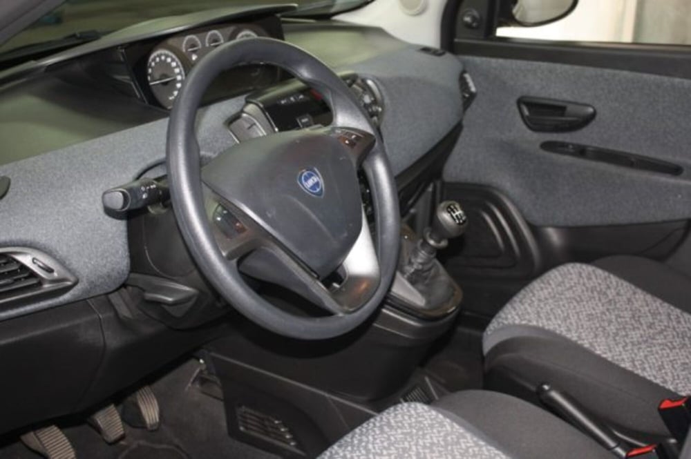Lancia Ypsilon usata a Viterbo (5)