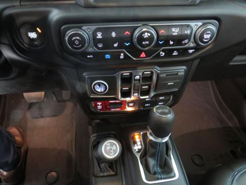 Jeep Wrangler Unlimited nuova a Lodi (14)