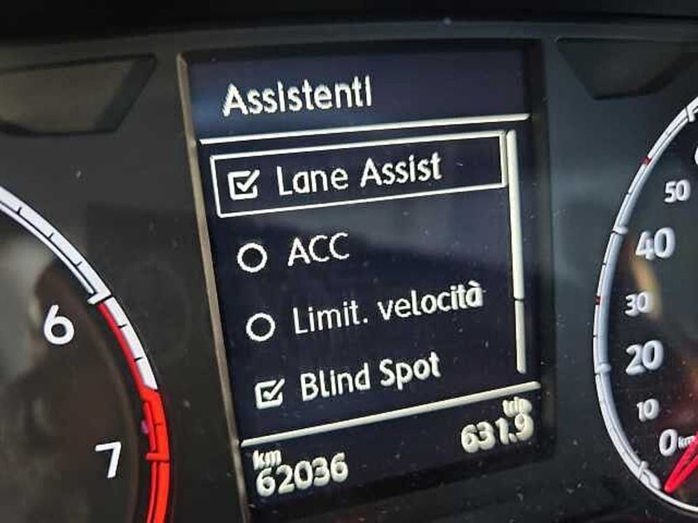 Volkswagen T-Cross usata a Lecco (18)