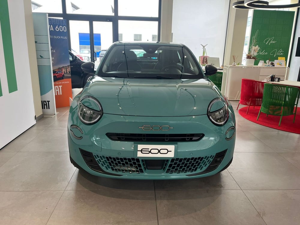 Fiat 600 nuova a Milano (2)