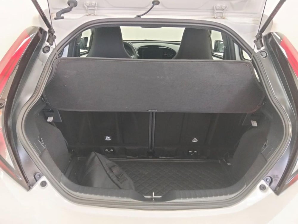 Toyota Aygo X usata a Como (18)