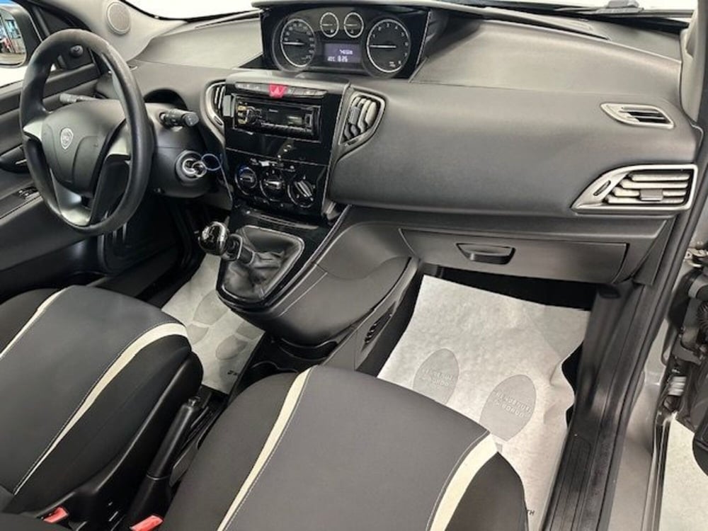 Lancia Ypsilon usata a Prato (12)